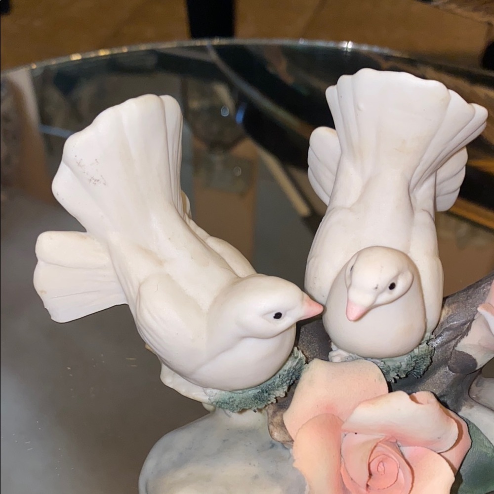 Box41 Capodimonte Italy Porcelain Doves with Pink Roses Figurine - Picture 3 of 6